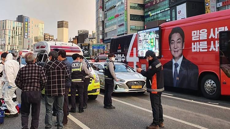 韩国大选突发意外，拉票第一天，总统候选人竞选车上2人死亡 （组图） - 1