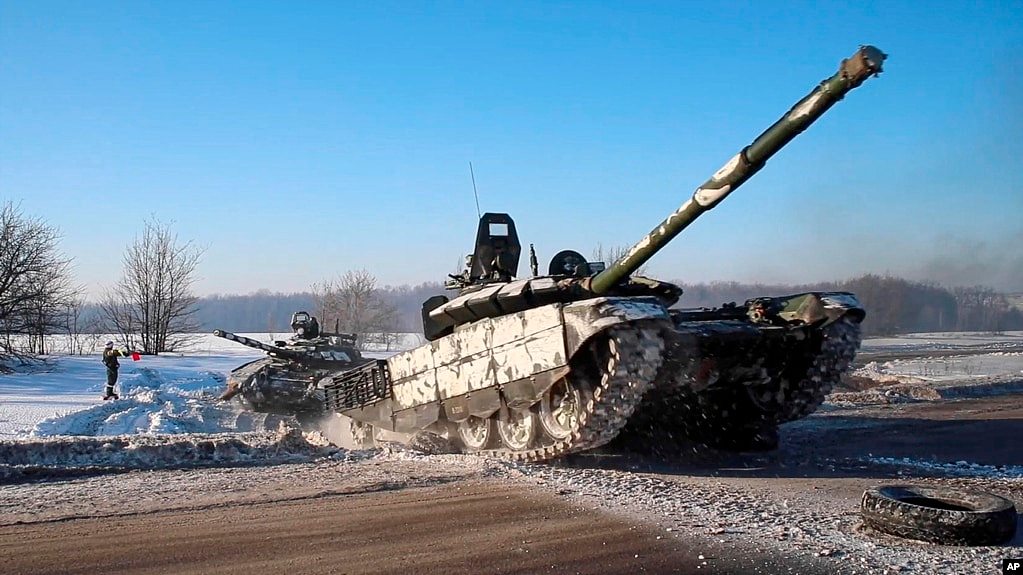 俄罗斯国防部提供的照片显示俄罗斯陆军坦克在军演后返回驻地。俄罗斯总统普京2月15日表示，俄罗斯已决定从乌克兰边境地区撤走部分部队，但西方领导人仍有疑虑。