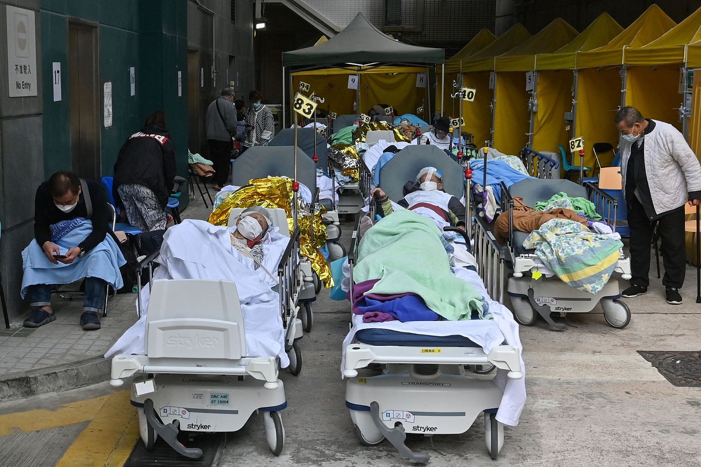 香港疫情急剧恶化，日增4285例再刷新高，上万名患者等候送院（组图） - 1