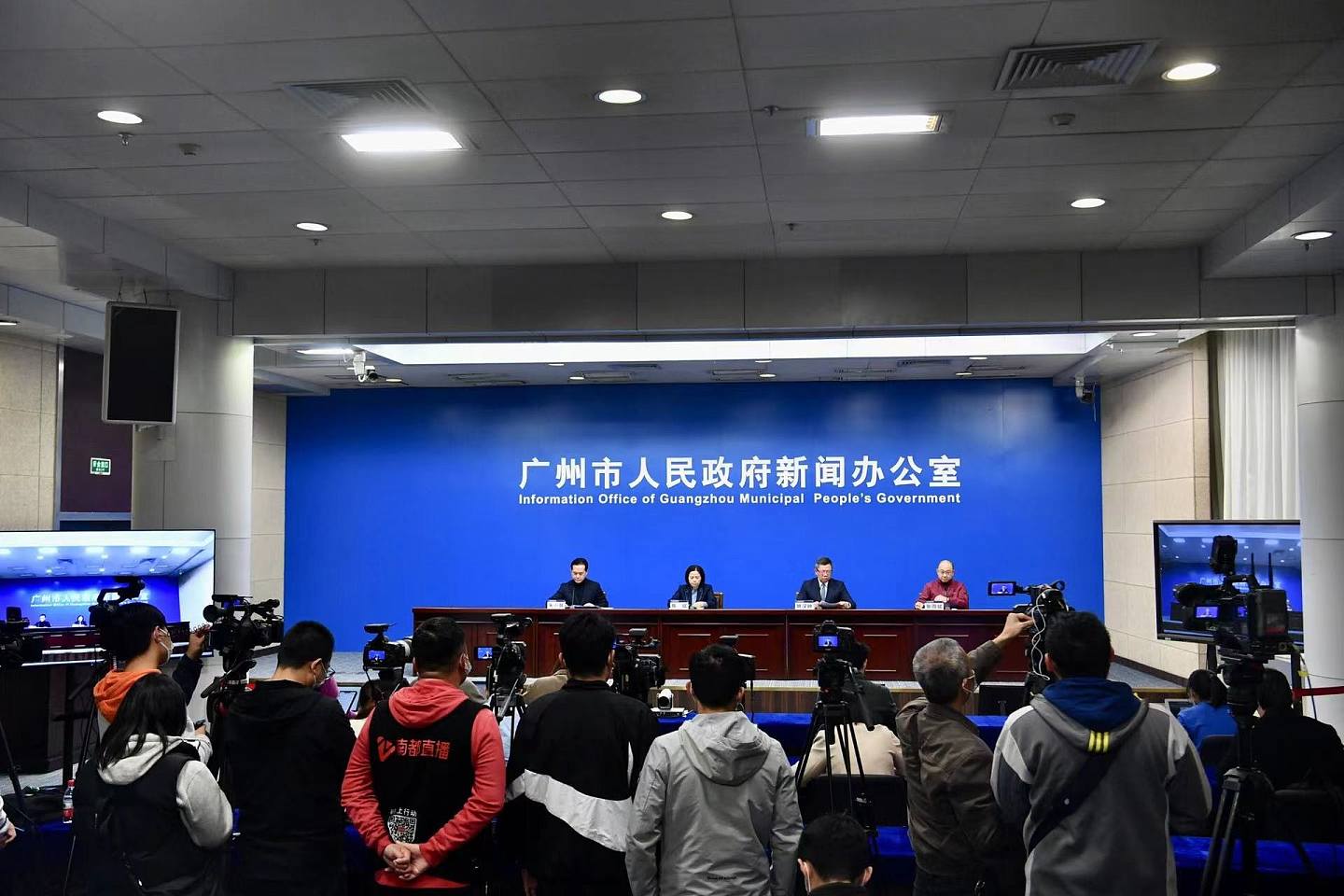 2022年2月15日晚上8点，广州市突然召开疫情记者会，但无公布两名确诊者为香港入境。 （广州日报图片）