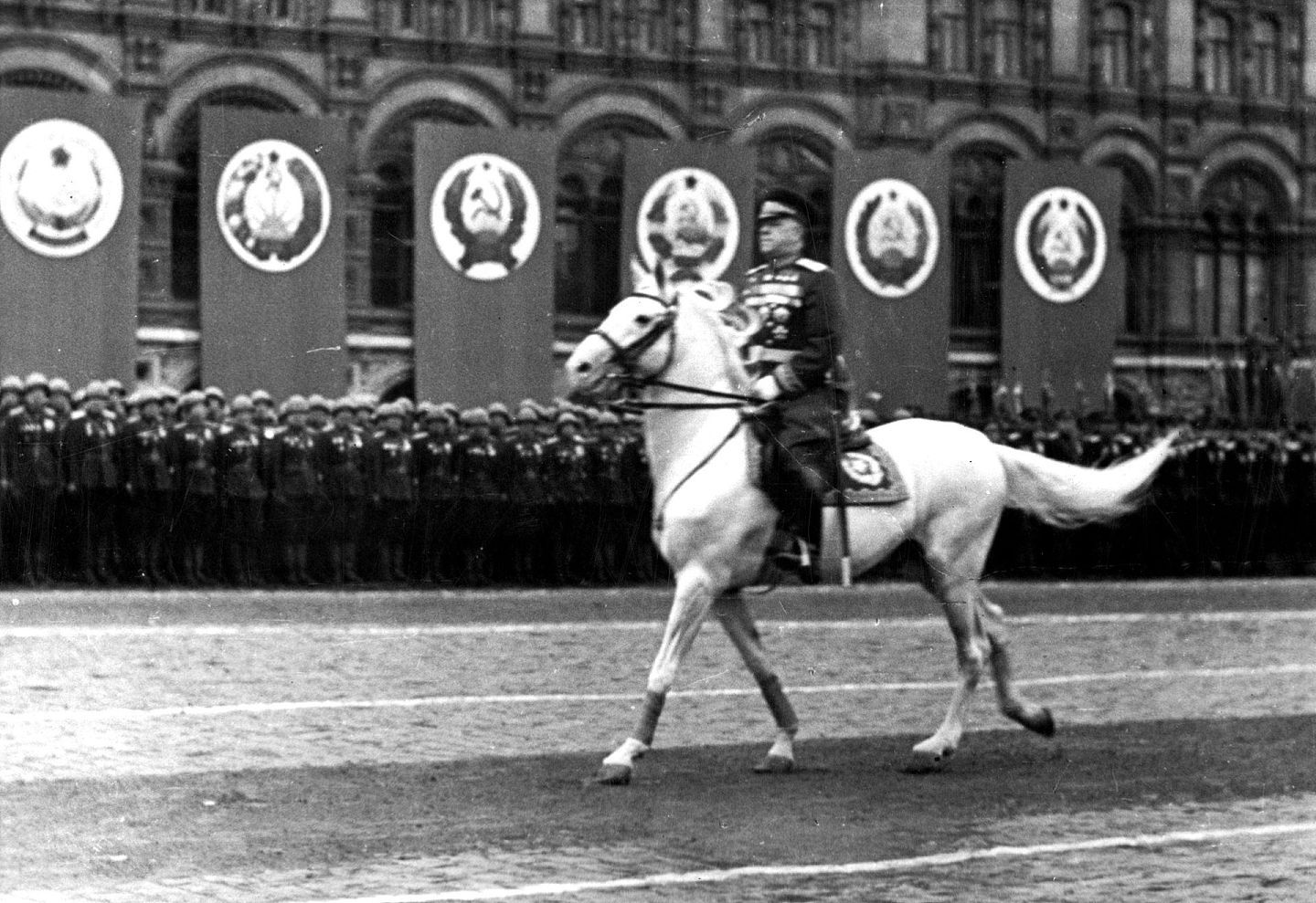 1941年朱可夫主张弃守基辅与今天俄罗斯在乌克兰的强硬立场，一以贯之的是俄罗斯的国家安全。图为1945年6月24日，胜利游行前，朱可夫骑马穿过红场。（Getty）