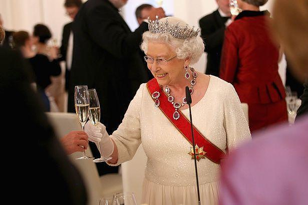 英国王宫为保女王安全出奇招，为防有人下毒，不让女王吃独食（组图） - 2