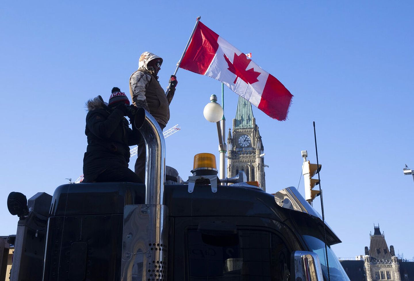 卡车车队包围了加拿大首都，抗议政府防疫政策。（AP）