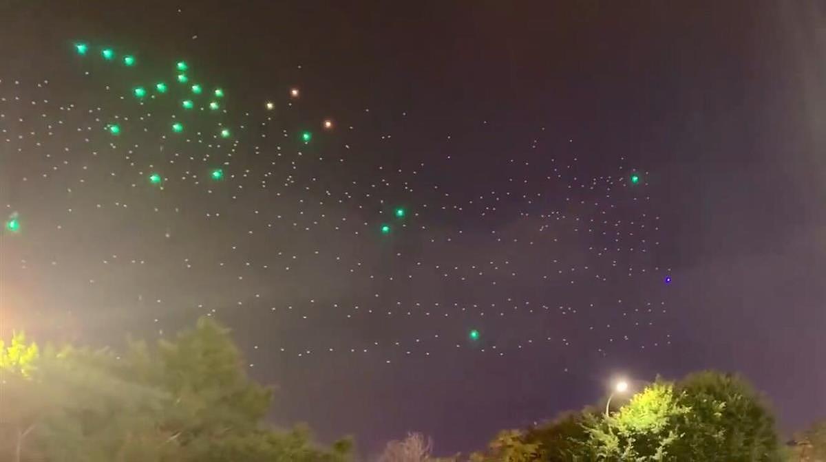 福州元宵夜多架无人机表演时失控坠落，目击者：飞了十多秒就“炸机”