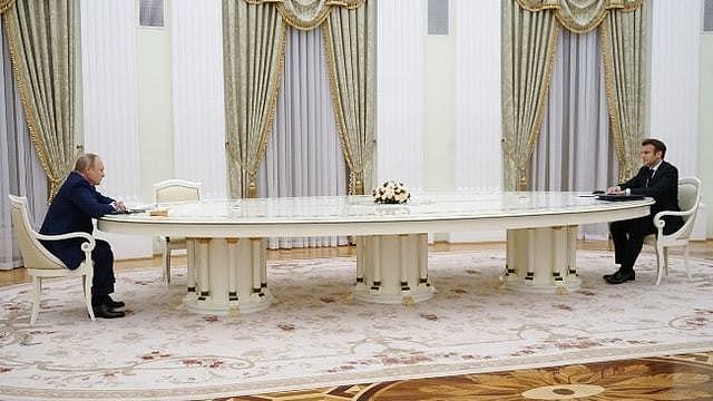 俄保护普京：4米长桌外见法、德总理，6米长桌外见俄外长、俄防长