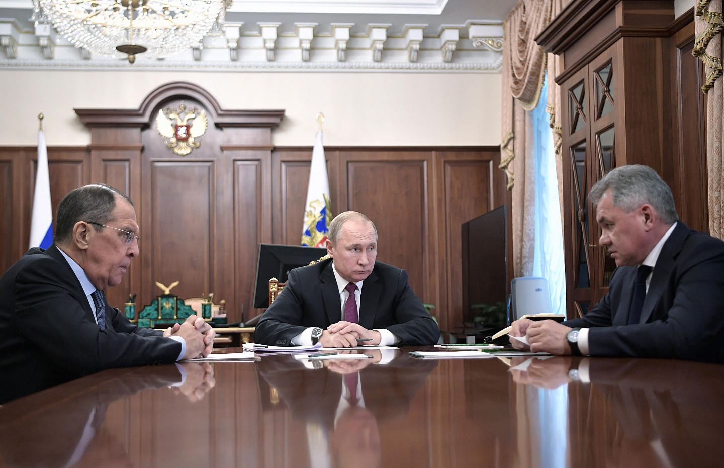 俄保护普京：4米长桌外见法、德总理，6米长桌外见俄外长、俄防长