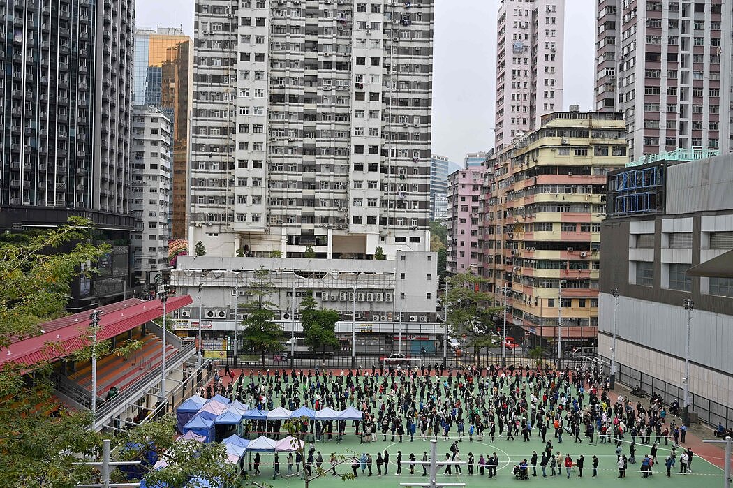 在旺角区一个病毒检测站外排队的人，摄于上周。