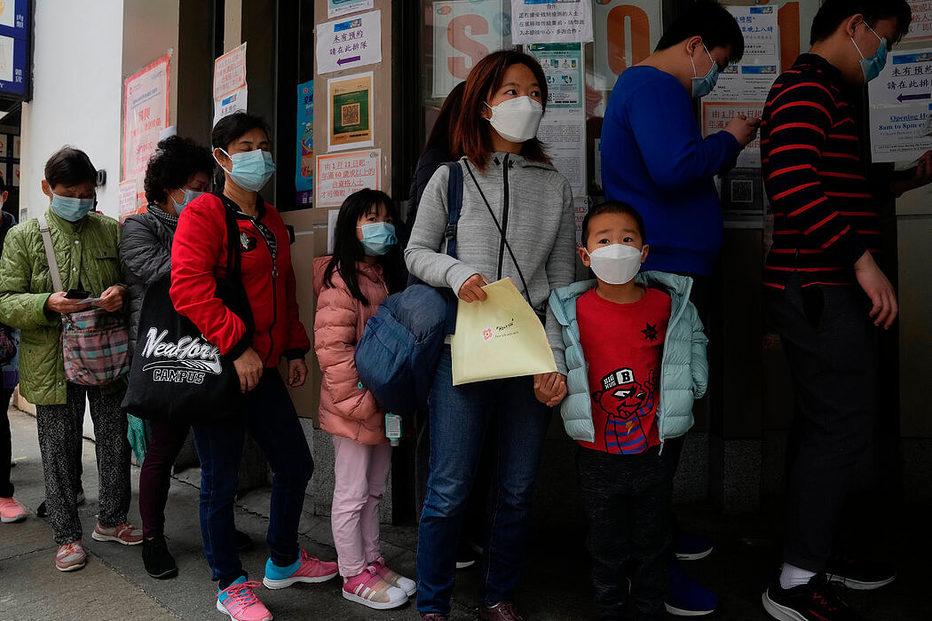 在香港等候接种科兴疫苗的人，摄于周二。