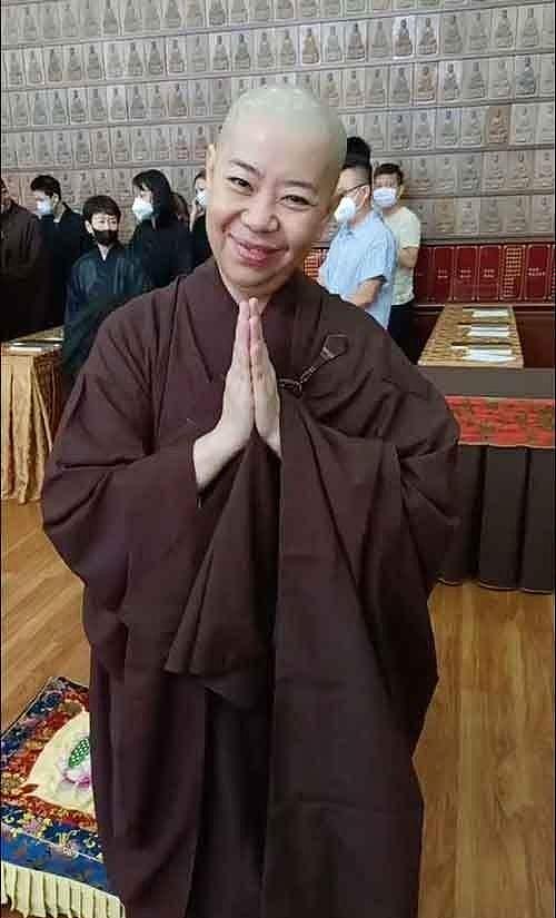 55岁王祖贤素颜现身寺庙，穿僧袍双手合十为疫情祈祷，身材发福仍优雅（组图） - 16