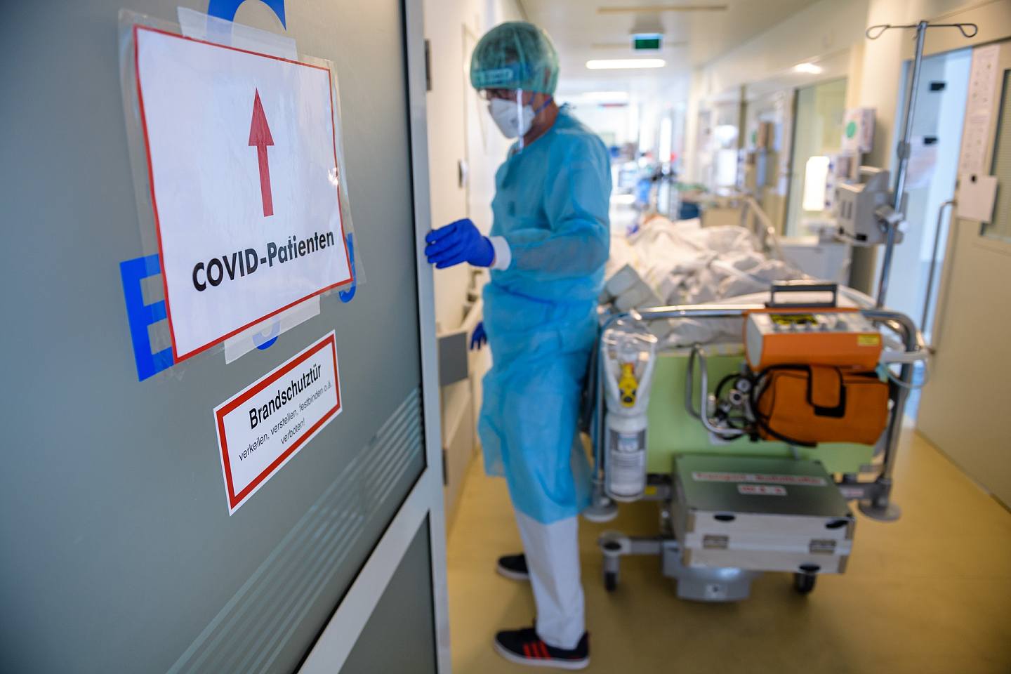 图为2021年11月，德国莱比锡大学深切治疗部，有新冠肺炎患者正接受治疗。 （Getty）