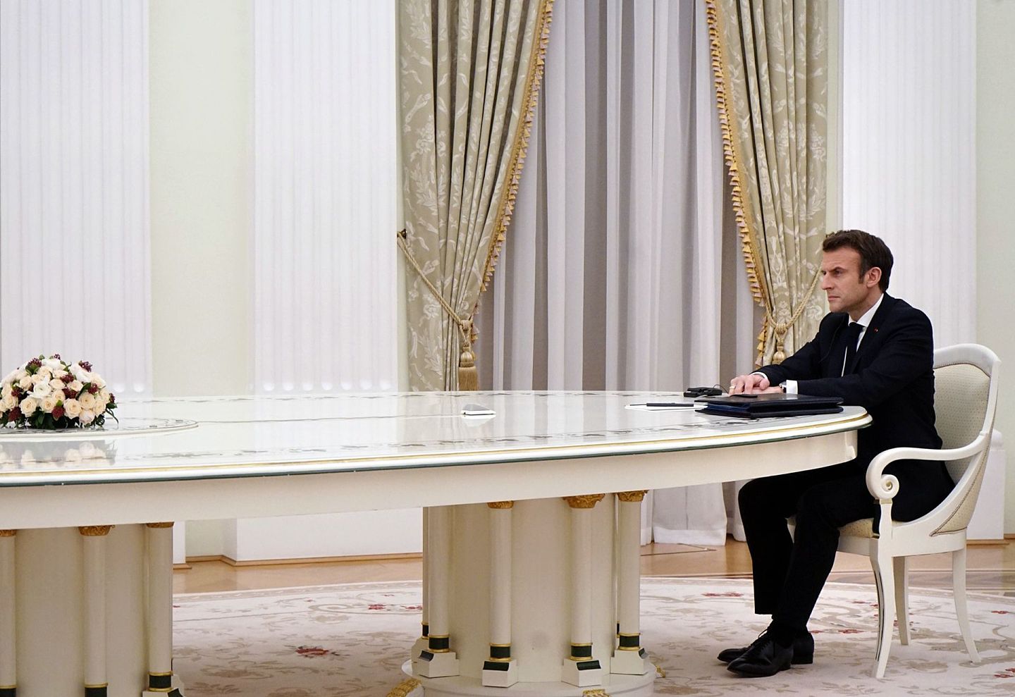 法国总统马克龙近日到访莫斯科与普京会谈，然而两人会谈时却隔着一条4米长的白色长桌。（AP）