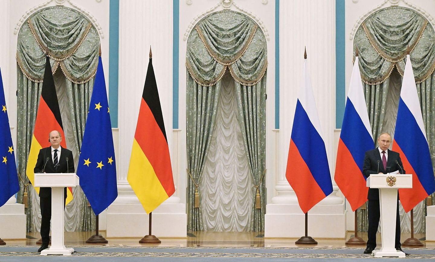 德国总理朔尔茨（左）2月15日访问克里姆林宫，与俄罗斯总统普京举行会谈。 （AP）