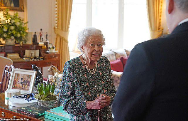 95岁英国女王会见客人，消瘦明显行动艰难，全新家庭照片引关注（视频/组图） - 2