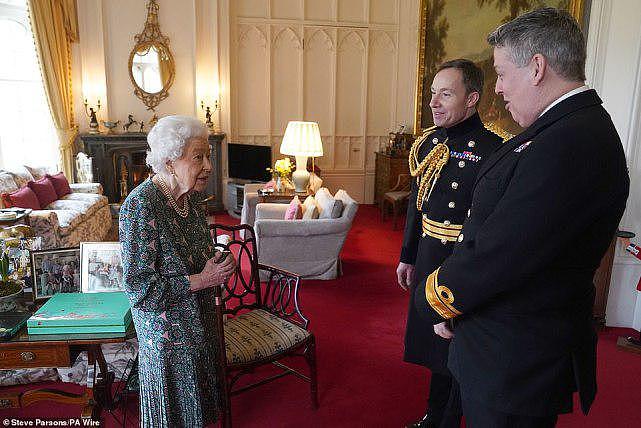 95岁英国女王会见客人，消瘦明显行动艰难，全新家庭照片引关注（视频/组图） - 3