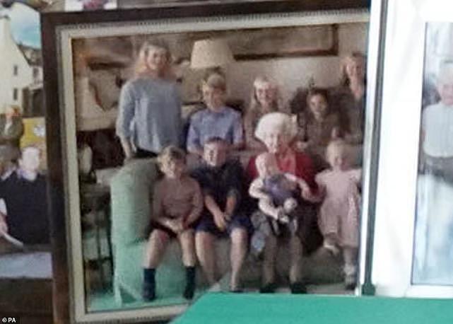 95岁英国女王会见客人，消瘦明显行动艰难，全新家庭照片引关注（视频/组图） - 4