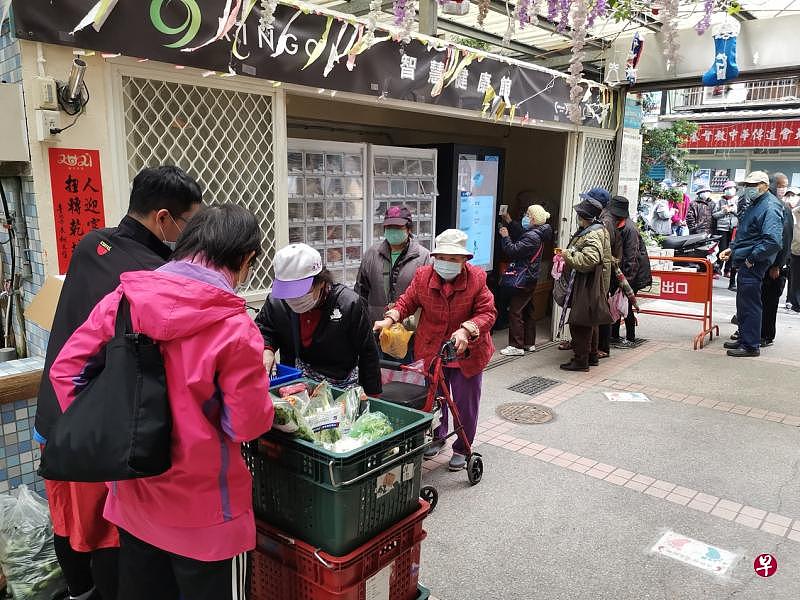 台湾人口老化加剧，少子化问题也恶化。图为台北万华区的独居老人，去年12月到社福机构“南机场乐活园地”领取面包和蔬菜。（温伟中摄）