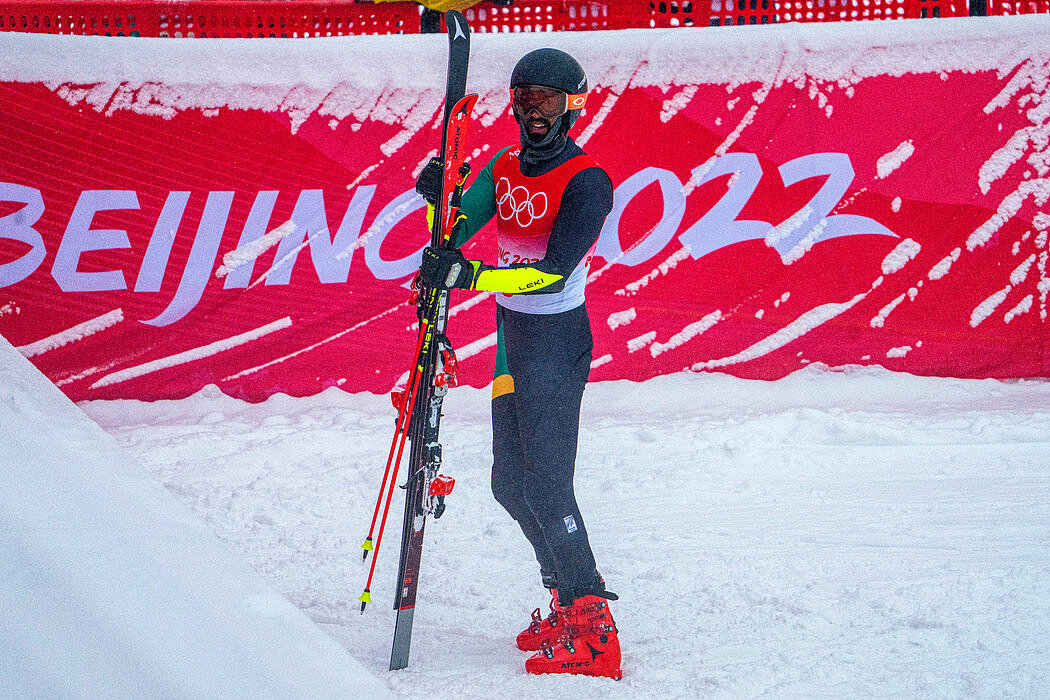 周六在北京冬奥会男子大回转比赛中滑完全程的牙买加选手本杰明·亚历山大。