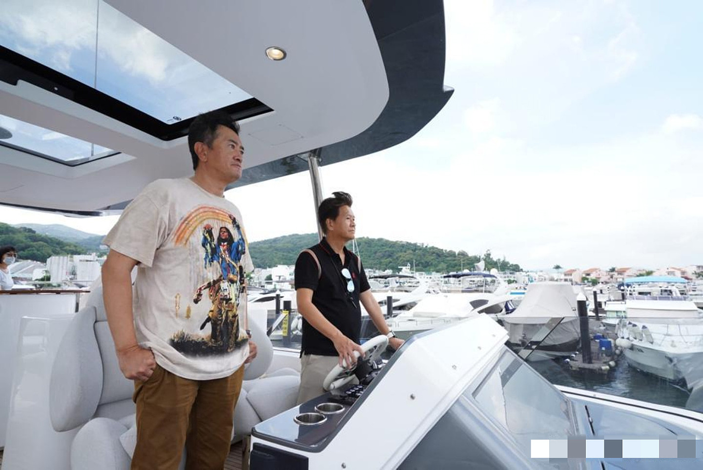 61岁TVB男星低调曝豪宅内景，家族资产达16亿，却27年开同一辆车