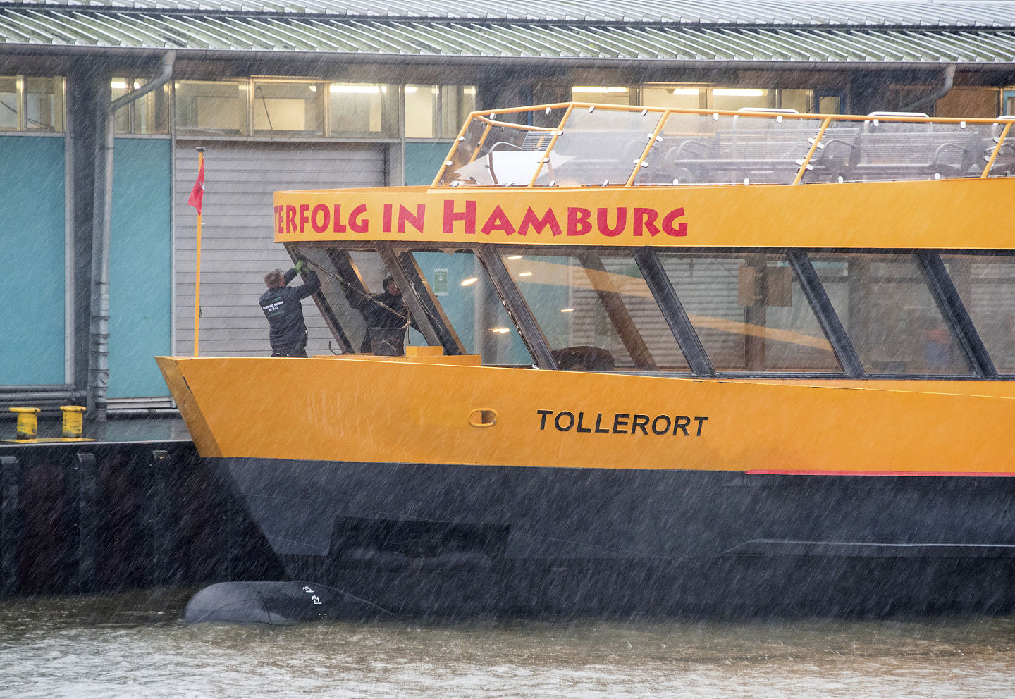 ▲▼事发的港口河运渡轮Tollerort前窗破裂，1名乘客身受轻伤。 （图／记者罗翊宬摄）
