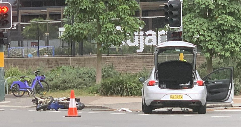 悉尼发生车祸，警车撞上摩托！现场一片狼藉...（组图） - 2