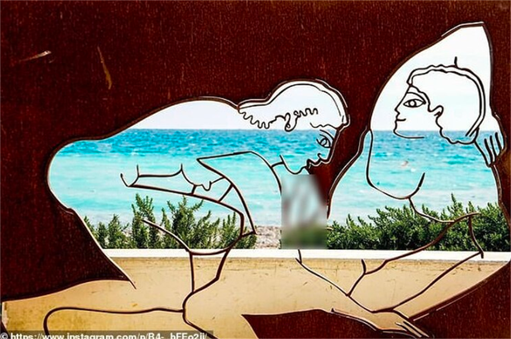 西班牙也曾出现海滩上有充满「情色意味」装置艺术，设计师用「阴阳刻」手法呈现男女亲密画面，雕像的空洞处则可以看到海边景致，同样引起不小争议。 （取自Instagram）
