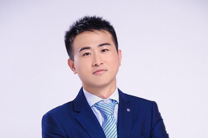 A Chinese scholar in suits