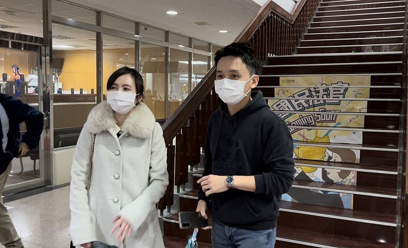 刘女、康姓丈夫今到台北地方法院出庭。 记者林孟洁／摄影
