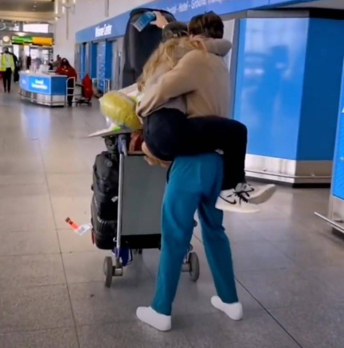 澳洲运动员刚回国被女友熊抱，单手搂住女方，摘掉口罩直接在机场热吻（组图） - 2