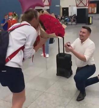 澳洲运动员刚回国被女友熊抱，单手搂住女方，摘掉口罩直接在机场热吻（组图） - 6