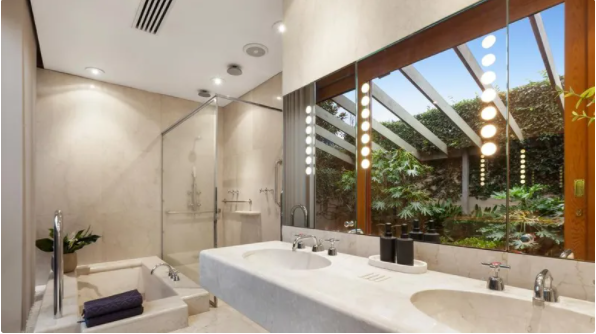 澳洲大住宅约0万售出，起初以00万挂牌，浴缸为特色之一