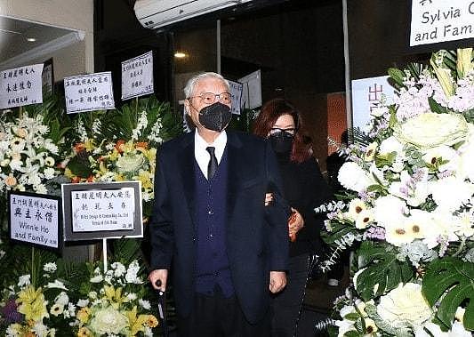 香港知名阔太去世！儿子带同性伴侣出席葬礼，曾反驳不生子不孝顺言论（组图） - 2