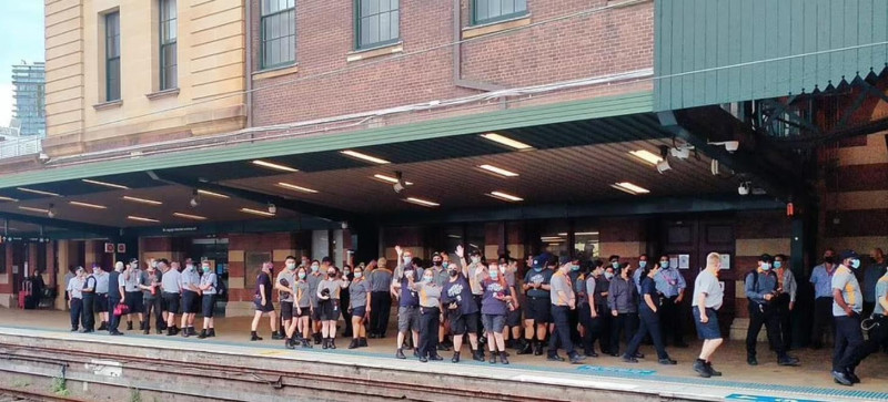 悉尼火车停运后，数百铁路员工在站台闲逛！新州州长：错不在我，工会是罪魁祸首