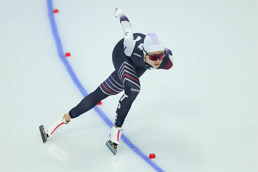 黄郁婷在北京冬奥竞速滑冰女子1000公尺项目以1分17秒35排名第24位。 而她在赛前练习身穿大陆队服惹议，行政院长苏贞昌认为行为极为不当，已要求教育部、体育署调查并适当处分。 （中华奥会提供）
