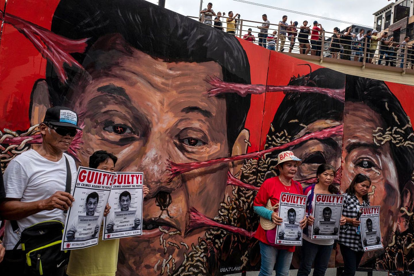2018年纪念老马可斯实施军法统治46周年的活动中，人们同时向严肃执法、被指导致无辜者受害的杜特尔特抗议。（Getty Images）