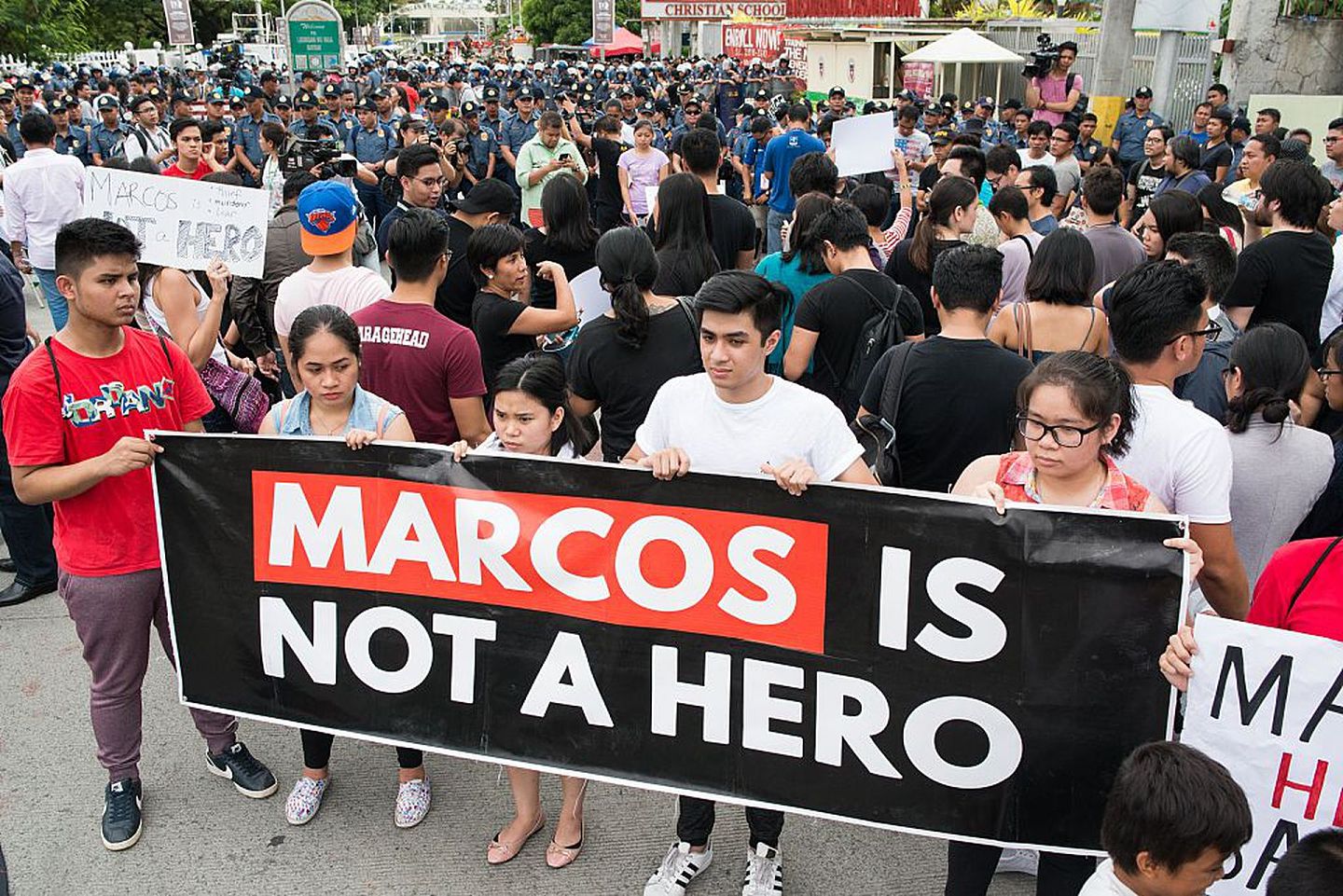 2016年，有民众上街示威抗议老马可斯被安葬于国家英雄公墓。（Getty Images）