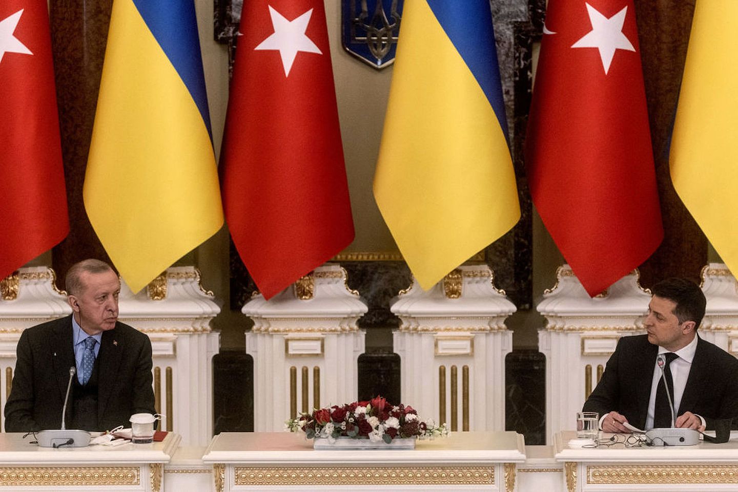 土耳其总统埃尔多安（Recep Tayyip Erdogan）2月3日访问乌克兰，与乌克兰总统泽连斯基（Volodymyr Zelensky）会谈大约三小时，签署多项合作协议，包括自由贸易协定，并表示愿意主办俄乌领袖或技术级别峰会，尝试化解危机。