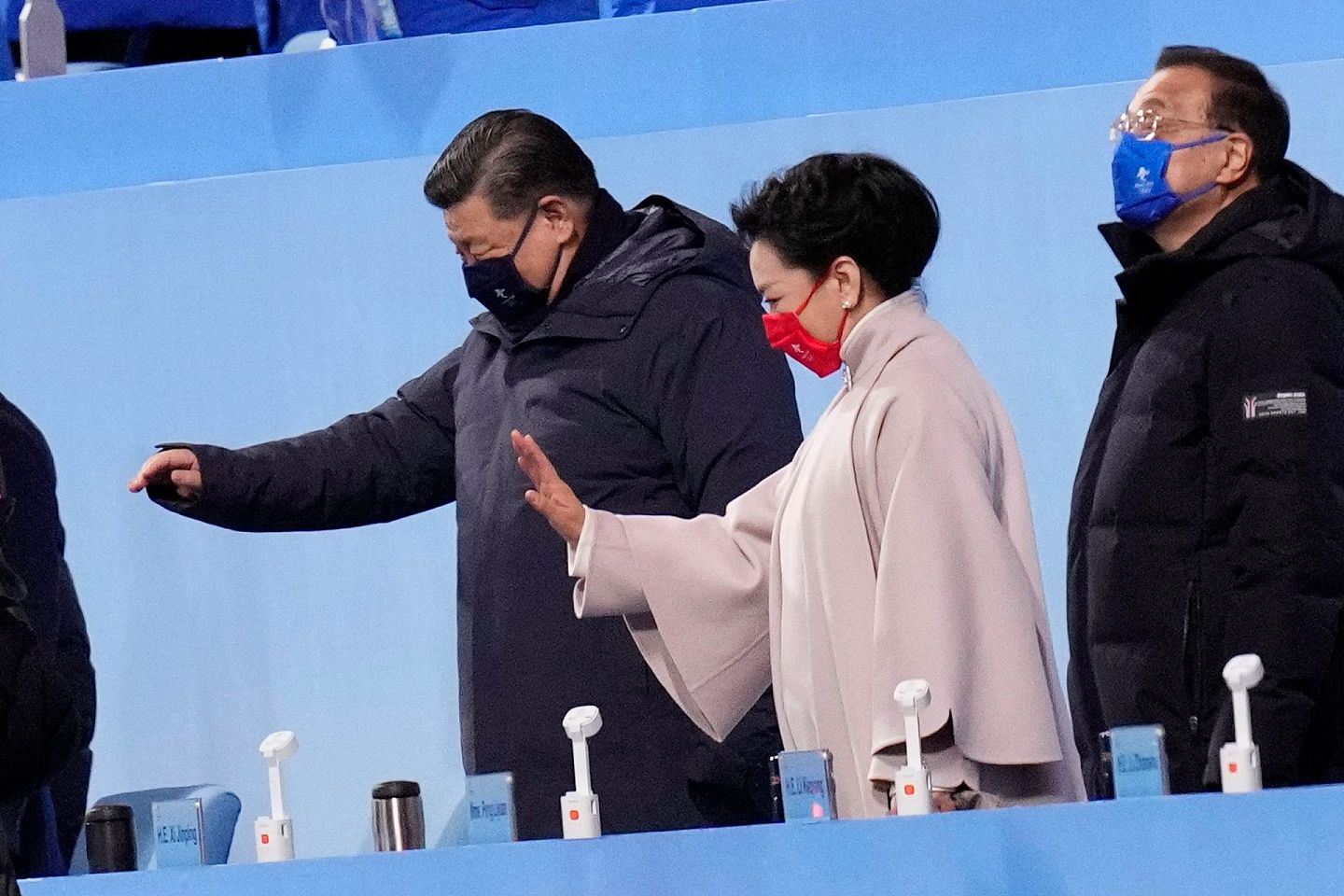 2022年2月4日，中国国家主席习近平与夫人彭丽媛在2022年冬奥会开幕式上挥手致意。（AP）