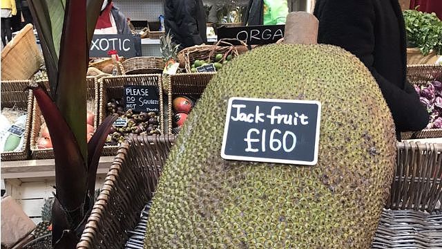 伦敦农贸市场上一只菠萝蜜标价160英镑