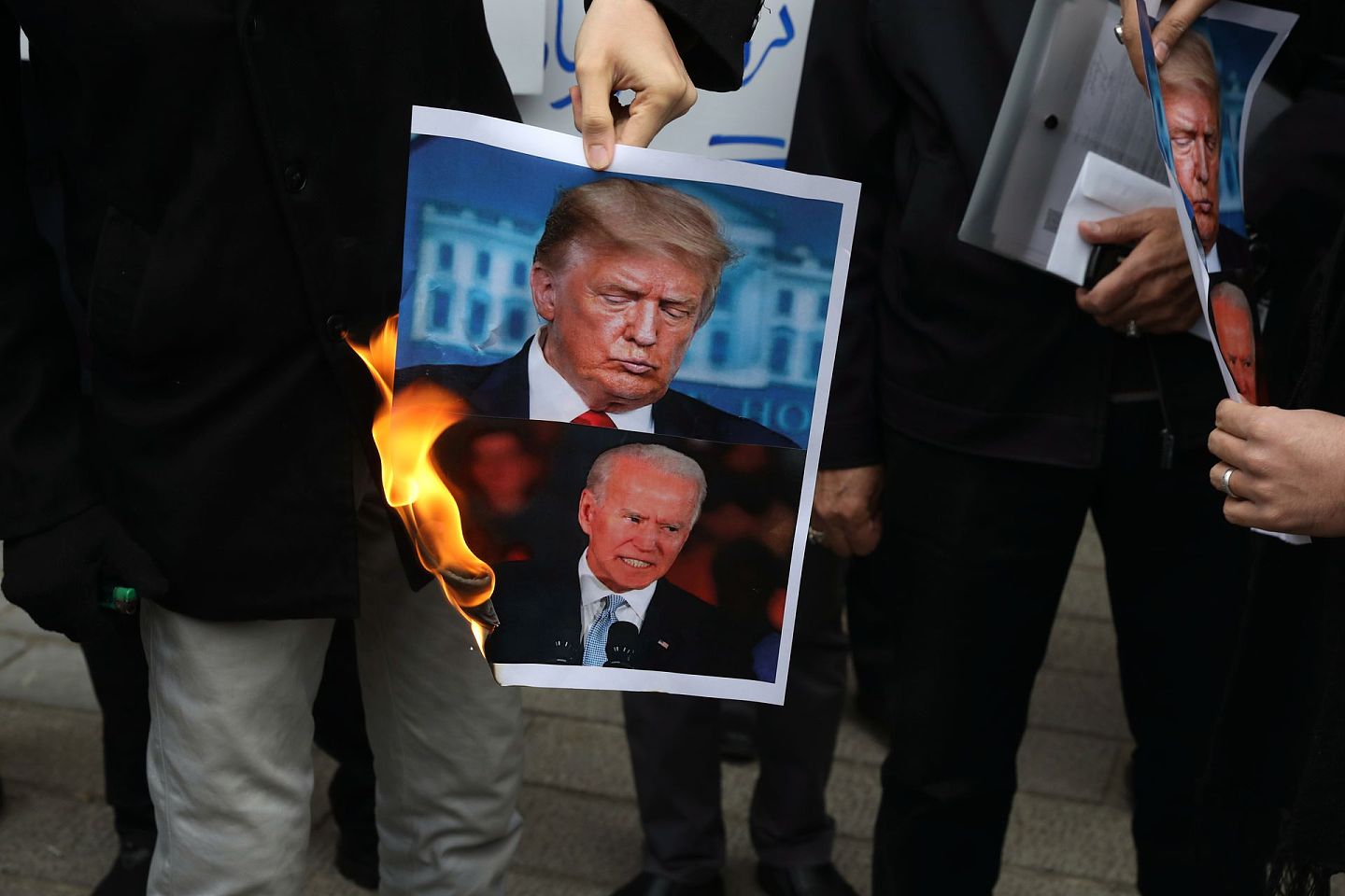 2020年11月28日，抗议者聚集在伊朗外交部前焚烧特朗普与拜登的照片，表达对于伊朗核专家法赫里扎德遭暗杀的不满。（AP）