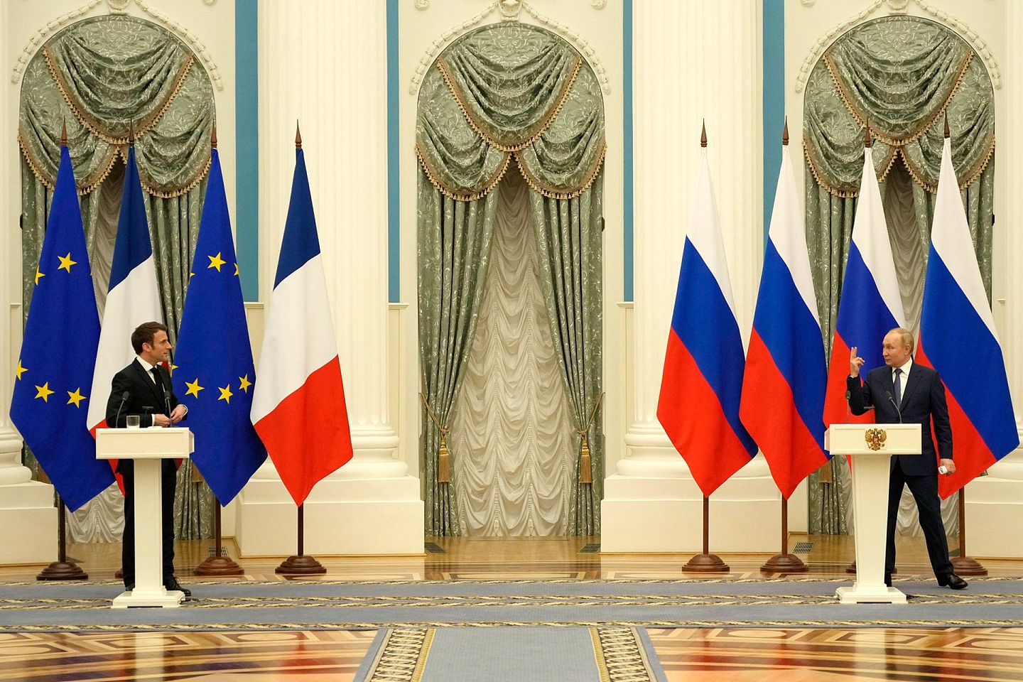 俄罗斯总统普京（右）与法国总统马克龙（左）2月7日于俄罗斯首都莫斯科，针对乌克兰当前的紧张情势举行会谈。（AP）