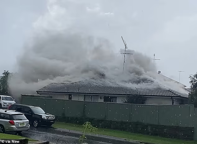 新州多地遇风暴袭击，悉尼住宅遭雷劈屋顶着火，街道被淹（视频/组图） - 4