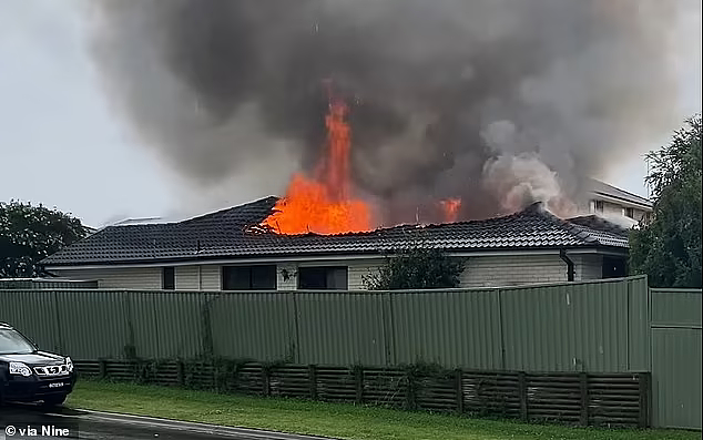新州多地遇风暴袭击，悉尼住宅遭雷劈屋顶着火，街道被淹（视频/组图） - 3