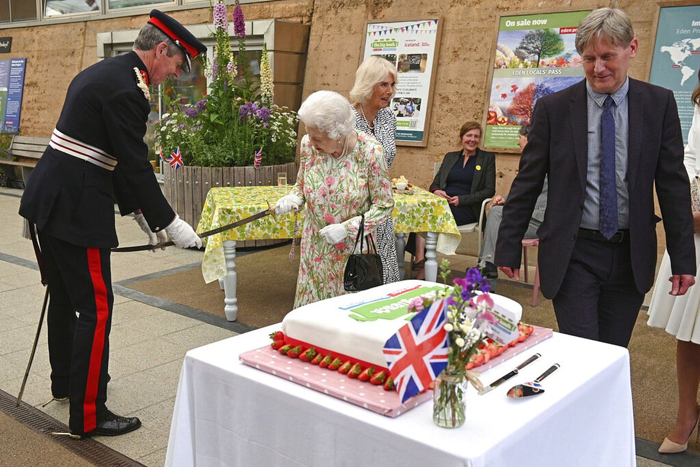 英国女王伊丽莎白二世将一名卫兵的佩剑拿走。（AP）