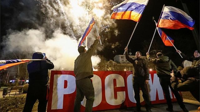 顿涅茨克的亲俄活动人士对莫斯科的决定表示欢迎。
