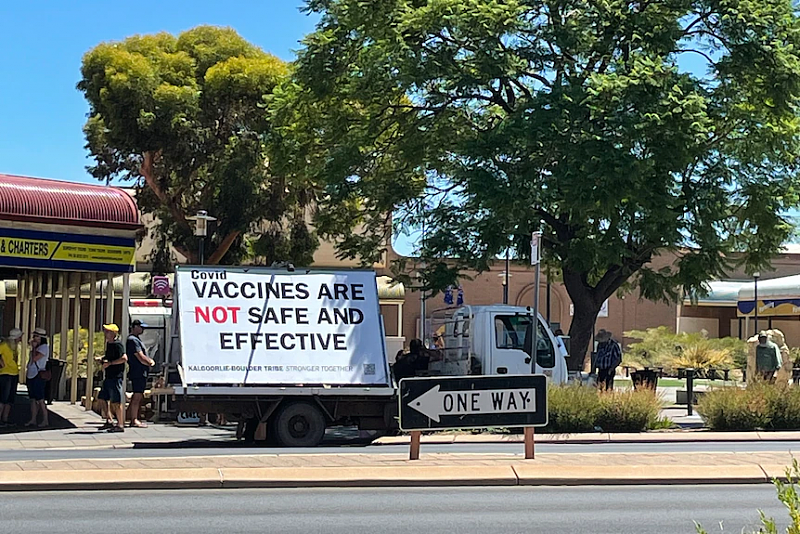 “拉着标语在校外转悠”西澳反疫苗者挨批：为何吓唬孩子？令人厌恶（组图） - 2