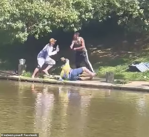 悉尼三男子为夺鱼大打出手！一同落水后继续扭打，目击者看呆（视频/组图） - 3