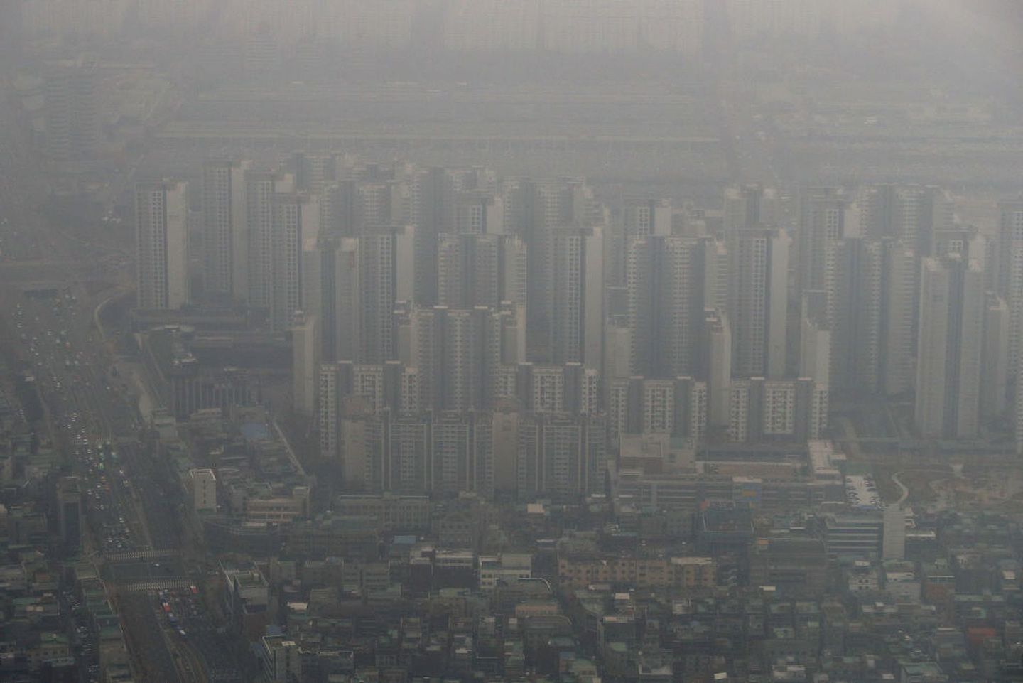 2019年3月6日，首尔市被雾霾笼罩的景观。(Getty)