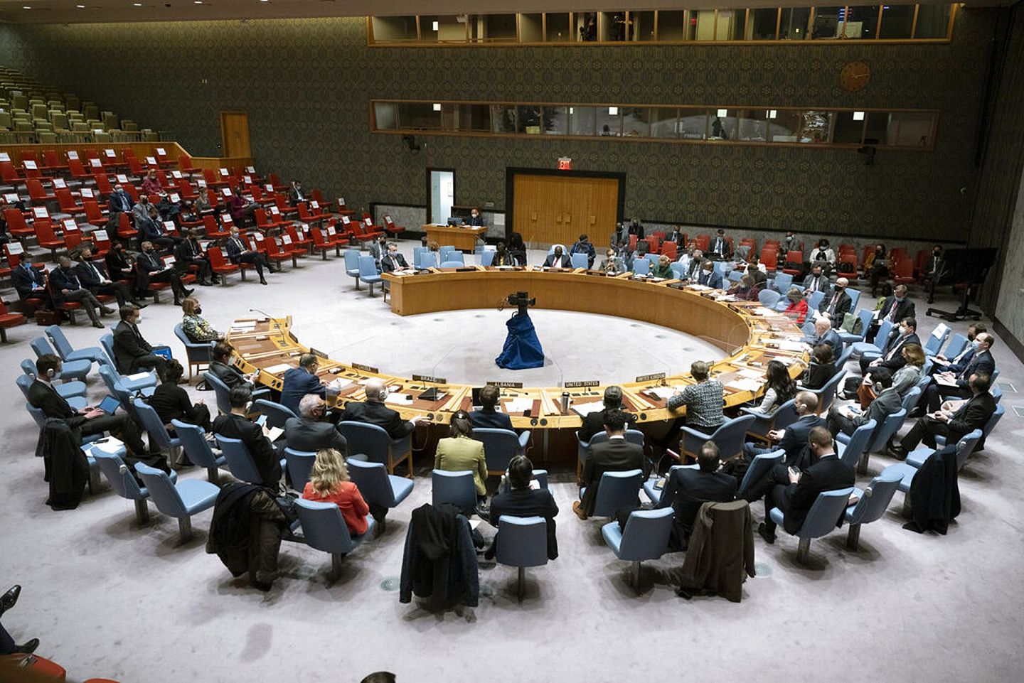 2022年2月21日，这张由联合国提供的照片显示，联合国安理会正就乌东局势举行紧急会议。（AP）