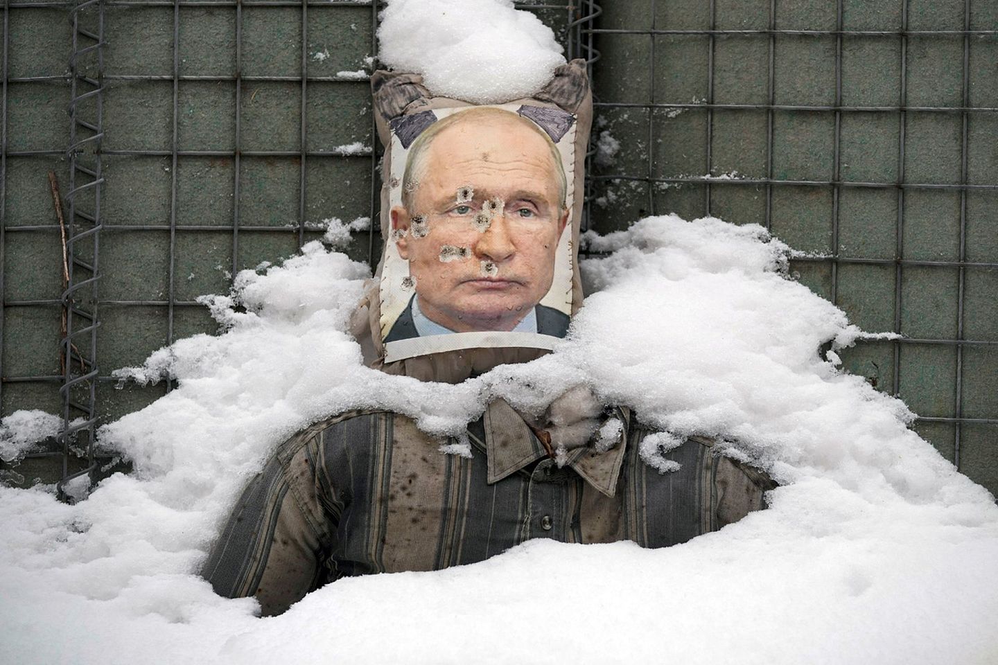 2月1日，乌克兰东部前线，一个训练用的标靶被贴上俄罗斯总统普京的照片。（AP）