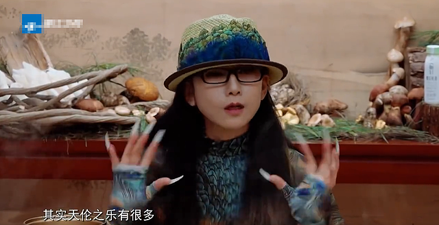 63岁杨丽萍回家吃饭，留长指甲半天夹不起一粒米，一年花18万护理（组图） - 15